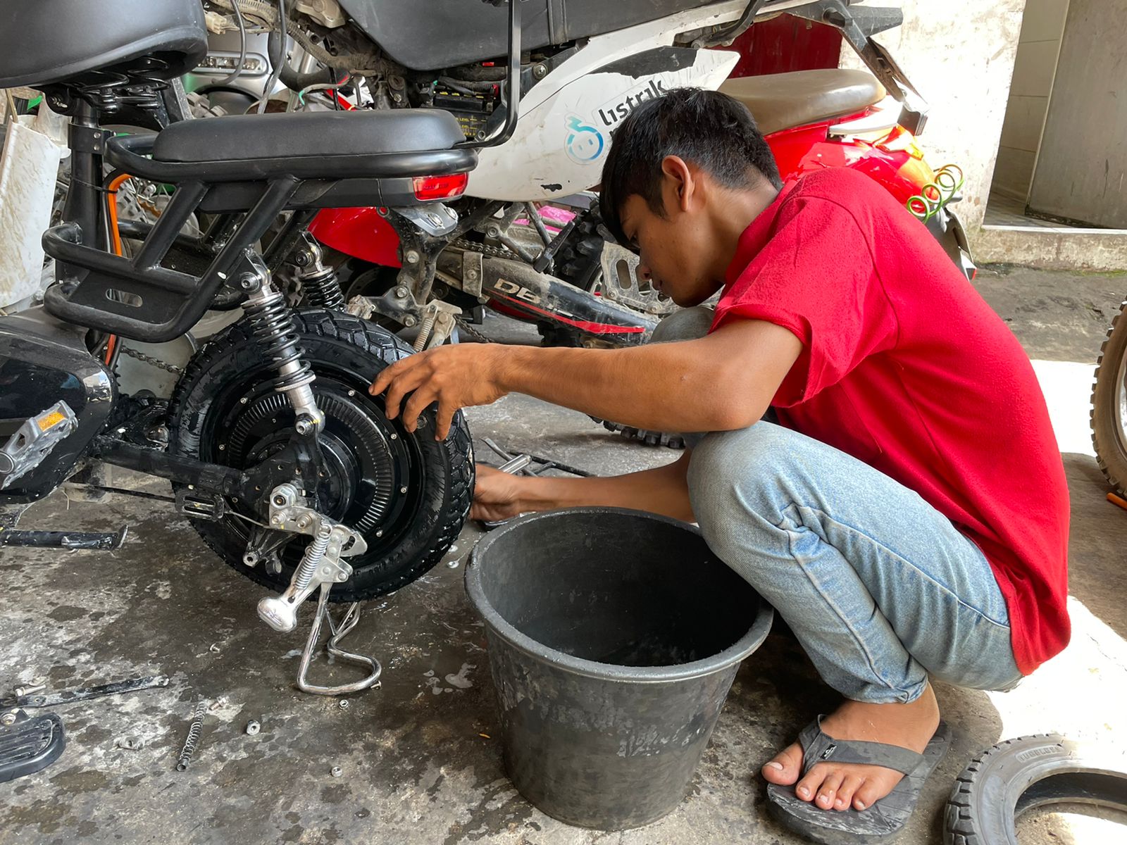 Cara Mencuci Sepeda Listrik yang Aman Biar Lebih Bersih